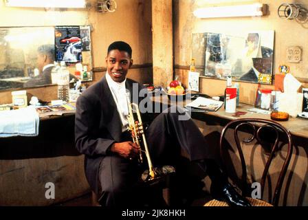 Denzel Washington Film: Mo' Better Blues (1990) Charaktere: Bleek Gilliam Regie: Spike Lee 03. August 1990 **WARNUNG** Dieses Foto ist nur für redaktionelle Zwecke bestimmt und unterliegt dem Copyright von UNIVERSAL und/oder dem Fotografen, der von der Film- oder Produktionsfirma beauftragt wurde und darf nur von Publikationen im Zusammenhang mit der Bewerbung des oben genannten Films reproduziert werden. Eine obligatorische Gutschrift an UNIVERSAL ist erforderlich. Der Fotograf sollte auch bei Bekanntwerden des Fotos gutgeschrieben werden. Ohne schriftliche Genehmigung der Film Company kann keine kommerzielle Nutzung gewährt werden. Stockfoto