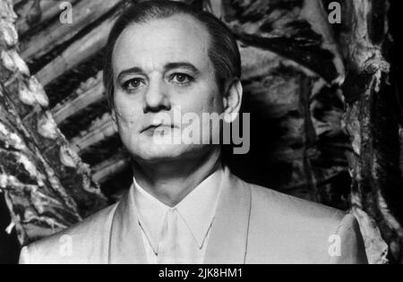 Bill Murray Film: Ed Wood (1994) Charaktere: Bunny Breckinridge Regie: Tim Burton 28. September 1994 **WARNUNG** Dieses Foto ist nur für redaktionelle Zwecke bestimmt und unterliegt dem Copyright von TOUCHSTONE und/oder des Fotografen, der von der Film- oder Produktionsfirma beauftragt wurde, und kann nur von Publikationen im Zusammenhang mit der Bewerbung des oben genannten Films reproduziert werden. Ein obligatorischer Credit to TOUCHSTONE ist erforderlich. Der Fotograf sollte auch bei Bekanntwerden des Fotos gutgeschrieben werden. Ohne schriftliche Genehmigung der Film Company kann keine kommerzielle Nutzung gewährt werden. Stockfoto