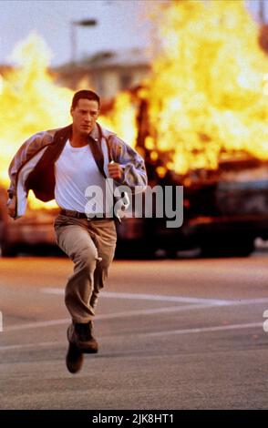 Keanu Reeves Film Speed (USA 1994) Charaktere: Officer Jack Traven Regie: Jan de Bont 10. Juni 1994 **WARNUNG** dieses Foto ist nur für redaktionelle Zwecke bestimmt und unterliegt dem Copyright von 20TH CENTURY FOX und/oder dem Fotografen, der von der Film- oder Produktionsgesellschaft beauftragt wurde. Es kann nur durch Veröffentlichungen in Verbindung mit der Werbung für den oben genannten Film reproduziert werden. Eine obligatorische Gutschrift für 20TH CENTURY FOX ist erforderlich. Der Fotograf sollte ebenfalls angerechnet werden, wenn er bekannt ist. Ohne schriftliche Genehmigung der Film Company kann keine kommerzielle Nutzung gewährt werden. Stockfoto