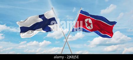 Zwei gekreuzte Fahnen Nordkoreas und finnlands winken im Wind bei bewölktem Himmel. Konzept der Beziehung, des Dialogs, des Reisens zwischen zwei Ländern. 3D illustre Stockfoto
