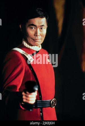 George Takei Film: Star Trek VI: The Undiscovered Country (USA 1989) Charaktere: Captain Hikaru Sulu Regie: Nichola Meyer 03 December 1991 **WARNUNG** Dieses Foto ist nur für redaktionelle Zwecke bestimmt und unterliegt dem Copyright von PARAMOUNT PICTURES und/oder des Fotografen, der von der Film- oder Produktionsfirma beauftragt wurde und darf nur durch Publikationen im Zusammenhang mit der Bewerbung des oben genannten Films reproduziert werden. Eine obligatorische Gutschrift für PARAMOUNT-BILDER ist erforderlich. Der Fotograf sollte auch bei Bekanntwerden des Fotos gutgeschrieben werden. Ohne schriftliche Genehmigung der Film Company kann keine kommerzielle Nutzung gewährt werden. Stockfoto