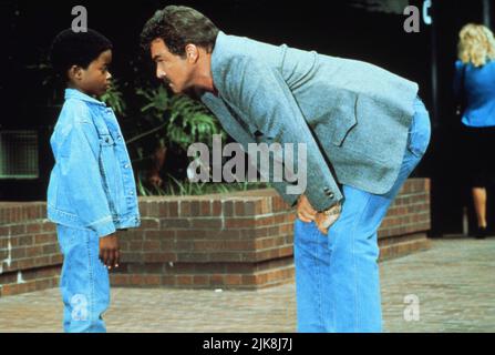 Norman D. Golden II & Burt Reynolds Film: Cop and A Half; Cop & ½ (USA 1993) Charaktere: Devon Butler & Nick McKenna Regie: Henry Winkler 02 April 1993 **WARNUNG** Dieses Foto ist nur für redaktionelle Verwendung bestimmt und unterliegt dem Copyright von UNIVERSAL-BILDERN und/oder dem Fotografen, der von der Film- oder Produktionsfirma beauftragt wurde und darf nur durch Publikationen im Zusammenhang mit der Bewerbung des oben genannten Films reproduziert werden. Eine obligatorische Gutschrift für UNIVERSELLE BILDER ist erforderlich. Der Fotograf sollte auch bei Bekanntwerden des Fotos gutgeschrieben werden. Ohne schriftliche Genehmigung der Film Co. Kann keine kommerzielle Nutzung gewährt werden Stockfoto