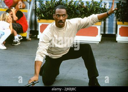 Eddie Murphy Film: Beverly Hills Cop Iii (1994) Charaktere: Det. Axel Foley Regie: John Landis 25 May 1994 **WARNUNG** Dieses Foto ist nur für den redaktionellen Gebrauch bestimmt und unterliegt dem Copyright von PARAMOUNT und/oder des Fotografen, der von der Film- oder Produktionsfirma beauftragt wurde.Es kann nur von Publikationen im Zusammenhang mit der Bewerbung des oben genannten Films reproduziert werden. Eine obligatorische Gutschrift an PARAMOUNT ist erforderlich. Der Fotograf sollte auch bei Bekanntwerden des Fotos gutgeschrieben werden. Ohne schriftliche Genehmigung der Film Company kann keine kommerzielle Nutzung gewährt werden. Stockfoto