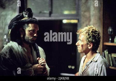 John Malkovich & Tim Roth Film: Heart of Darkness (TV-Film) Charaktere: Kurtz & Marlow USA 1993, / Literaturverfilmung (nach dem Buch von Joseph Conrad) Regie: Nicolas Roeg 01. Oktober 1993 **WARNUNG** Dieses Foto ist nur für redaktionelle Verwendung bestimmt und unterliegt dem Copyright von TURNER PICTURES und/oder des Fotografen, der von der Film- oder Produktionsfirma beauftragt wurde und darf nur von Publikationen im Zusammenhang mit der Bewerbung des oben genannten Films reproduziert werden. Eine obligatorische Gutschrift für TURNER-BILDER ist erforderlich. Der Fotograf sollte auch bei Bekanntwerden des Fotos gutgeschrieben werden. Ohne kann keine kommerzielle Nutzung gewährt werden Stockfoto