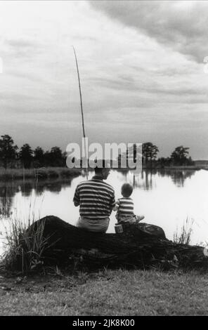 Tom Hanks & Haley Joel Osment Film: Forrest Gump (USA 1994) Charaktere: Forrest Gump & Forrest Gump Jr. Regie: Robert Zemeckis 23 June 1994 **WARNUNG** Dieses Foto ist nur für redaktionelle Zwecke bestimmt und unterliegt dem Copyright von PARAMOUNT und/oder des Fotografen, der von der Film- oder Produktionsfirma beauftragt wurde und darf nur von Publikationen im Zusammenhang mit der Bewerbung des oben genannten Films reproduziert werden. Eine obligatorische Gutschrift an PARAMOUNT ist erforderlich. Der Fotograf sollte auch bei Bekanntwerden des Fotos gutgeschrieben werden. Ohne schriftliche Genehmigung der Film Company kann keine kommerzielle Nutzung gewährt werden. Stockfoto