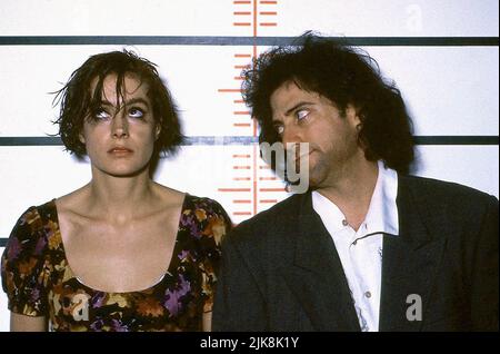 Sean Young & Richard Lewis Film: Once upon A Crime... (USA/DE 1992) Charaktere: Phoebe & Julian Peters Regie: Eugene Levy 06 March 1992 **WARNUNG** Dieses Foto ist nur für redaktionelle Zwecke bestimmt und unterliegt dem Copyright von MGM und/oder dem Fotografen, der von der Film- oder Produktionsfirma beauftragt wurde, und kann nur durch Publikationen im Zusammenhang mit der Bewerbung des oben genannten Films reproduziert werden. Eine obligatorische Gutschrift an MGM ist erforderlich. Der Fotograf sollte auch bei Bekanntwerden des Fotos gutgeschrieben werden. Ohne schriftliche Genehmigung der Film Company kann keine kommerzielle Nutzung gewährt werden. Stockfoto