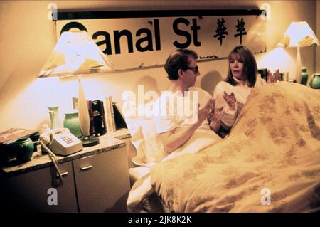 Woody Allen & Diane Keaton Film: Manhattan Murder Mystery (USA 1993) Charaktere: Larry Lipton & Carol Lipton Regie: Woody Allen 18. August 1993 **WARNUNG** Dieses Foto ist nur für redaktionelle Verwendung bestimmt und unterliegt dem Copyright von TRISTAR-BILDERN und/oder dem von der Film- oder Produktionsfirma beauftragten Fotografen.Es kann nur von Publikationen im Zusammenhang mit der Bewerbung des oben genannten Films reproduziert werden. Eine obligatorische Gutschrift für TRISTAR-BILDER ist erforderlich. Der Fotograf sollte auch bei Bekanntwerden des Fotos gutgeschrieben werden. Ohne schriftliche Genehmigung der Film Company kann keine kommerzielle Nutzung gewährt werden. Stockfoto