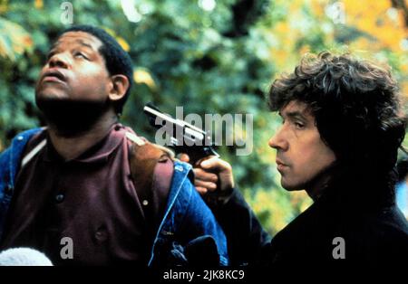 Forest Whitaker & Stephen Rea Film: Das Weinende Spiel (1992) Charaktere: Jody & Fergus Regie: Neil Jordan 02 September 1992 **WARNUNG** Dieses Foto ist nur für redaktionelle Verwendung bestimmt und unterliegt dem Copyright von CHANNEL FOUR und/oder dem von der Film- oder Produktionsfirma beauftragten Fotografen und kann nur von Publikationen im Zusammenhang mit der Bewerbung des oben genannten Films reproduziert werden. Eine obligatorische Gutschrift für KANAL 4 ist erforderlich. Der Fotograf sollte auch bei Bekanntwerden des Fotos gutgeschrieben werden. Ohne schriftliche Genehmigung der Film Company kann keine kommerzielle Nutzung gewährt werden. Stockfoto