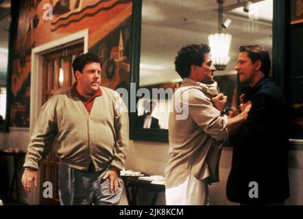 George Wendt, Robert De Niro, Chris Cooper Film: Guilty By Suspicion (1991) Charaktere: Bunny Baxter,David Merrill,Larry Nolan Regie: Irwin Winkler 15. März 1991 **WARNUNG** Dieses Foto ist nur für redaktionelle Zwecke bestimmt und unterliegt dem Copyright von WARNER BROS und/oder des Fotografen, der von der Film- oder Produktionsfirma beauftragt wurde, und kann nur durch Publikationen im Zusammenhang mit der Bewerbung des oben genannten Films reproduziert werden. Eine obligatorische Gutschrift an WARNER BROS ist erforderlich. Der Fotograf sollte auch bei Bekanntwerden des Fotos gutgeschrieben werden. Ohne schriftliche Genehmigung der Film Compan kann keine kommerzielle Nutzung gewährt werden Stockfoto