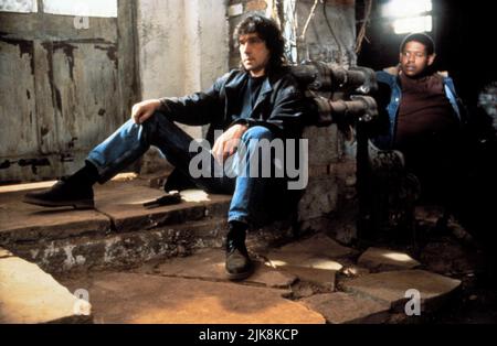 Stephen Rea & Forest Whitaker Film: Das Weinende Spiel (1992) Charaktere: Fergus & Jody Regie: Neil Jordan 02 September 1992 **WARNUNG** Dieses Foto ist nur für redaktionelle Verwendung bestimmt und unterliegt dem Copyright von CHANNEL FOUR und/oder dem von der Film- oder Produktionsfirma beauftragten Fotografen und kann nur von Publikationen im Zusammenhang mit der Bewerbung des oben genannten Films reproduziert werden. Eine obligatorische Gutschrift für KANAL 4 ist erforderlich. Der Fotograf sollte auch bei Bekanntwerden des Fotos gutgeschrieben werden. Ohne schriftliche Genehmigung der Film Company kann keine kommerzielle Nutzung gewährt werden. Stockfoto