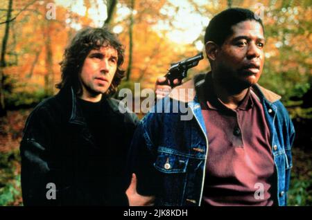 Stephen Rea & Forest Whitaker Film: Das Weinende Spiel (1992) Charaktere: Fergus & Jody Regie: Neil Jordan 02 September 1992 **WARNUNG** Dieses Foto ist nur für redaktionelle Verwendung bestimmt und unterliegt dem Copyright von CHANNEL FOUR und/oder dem von der Film- oder Produktionsfirma beauftragten Fotografen und kann nur von Publikationen im Zusammenhang mit der Bewerbung des oben genannten Films reproduziert werden. Eine obligatorische Gutschrift für KANAL 4 ist erforderlich. Der Fotograf sollte auch bei Bekanntwerden des Fotos gutgeschrieben werden. Ohne schriftliche Genehmigung der Film Company kann keine kommerzielle Nutzung gewährt werden. Stockfoto