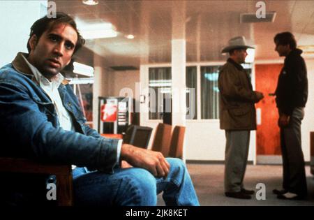 Nicolas Cage Film: Red Rock West (USA 1993) Charaktere: Michael Williams Regie: John Dahl 16 June 1993 **WARNUNG** Dieses Foto ist nur für redaktionelle Zwecke bestimmt und unterliegt dem Copyright von POLYGRAM und/oder dem Fotografen, der von der Film- oder Produktionsfirma beauftragt wurde, und kann nur von Publikationen im Zusammenhang mit der Bewerbung des oben genannten Films reproduziert werden. Eine obligatorische Gutschrift an POLYGRAM ist erforderlich. Der Fotograf sollte auch bei Bekanntwerden des Fotos gutgeschrieben werden. Ohne schriftliche Genehmigung der Film Company kann keine kommerzielle Nutzung gewährt werden. Stockfoto