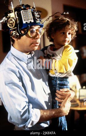 Rick Moranis & Joshua Schalikar Film: Honey, I sprengte das Kind (USA 1992) Charaktere: Wayne Szalinski & Adam Szalinski Regie: Randal Kleiser 17 July 1992 **WARNUNG** Dieses Foto ist nur für den redaktionellen Gebrauch bestimmt und unterliegt dem Copyright von WALT DISNEY BILDERN und/oder dem Fotografen, der von der Film- oder Produktionsfirma beauftragt wurde und darf nur von Publikationen im Zusammenhang mit der Bewerbung des oben genannten Films reproduziert werden. Eine obligatorische Gutschrift für BILDER VON WALT DISNEY ist erforderlich. Der Fotograf sollte auch bei Bekanntwerden des Fotos gutgeschrieben werden. Eine kommerzielle Nutzung kann ohne schriftliche Genehmigung des FI nicht gewährt werden Stockfoto