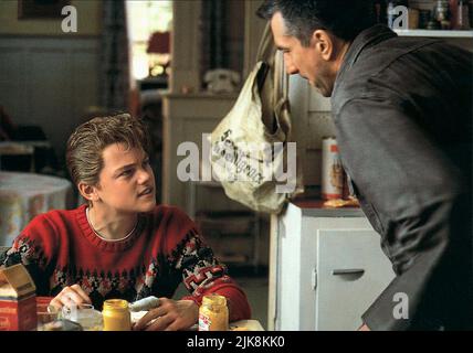 Leonardo DiCaprio & Robert De Niro Film: This Boy'S Life (USA 1993) Charaktere: Tobias 'Toby' Wolff & Dwight Hansen Regie: Michael Caton-Jones 09. April 1993 **WARNUNG** Dieses Foto ist nur für redaktionelle Zwecke bestimmt und unterliegt dem Copyright von WARNER BROS. Und/oder des Fotografen, der von der Film- oder Produktionsfirma beauftragt wurde und nur durch Publikationen im Zusammenhang mit der Bewerbung des oben genannten Films reproduziert werden kann. Eine obligatorische Gutschrift an WARNER BROS. Ist erforderlich. Der Fotograf sollte auch bei Bekanntwerden des Fotos gutgeschrieben werden. Ohne schriftliche Genehmigung der Film Company kann keine kommerzielle Nutzung gewährt werden. Stockfoto