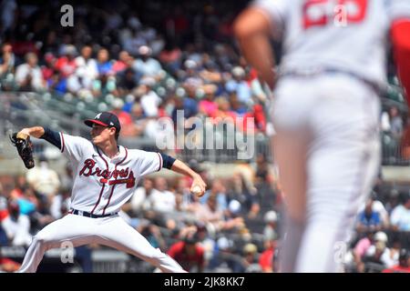 Atlanta, GA, USA. 31.. Juli 2022. Der Atlanta Braves Pitcher Max Fried liefert während des siebten Innings eines MLB-Spiels gegen die Arizona Diamondbacks im Truist Park in Atlanta, GA, einen Pitch aus. Austin McAfee/CSM/Alamy Live News Stockfoto