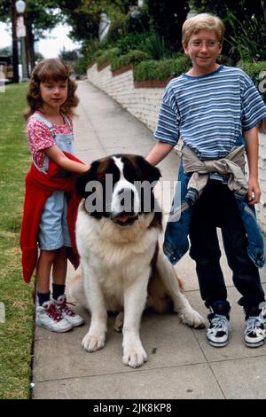 Sarah Rose Karr & Christopher Castile Film: Beethoven'S 2. (USA 1993) Charaktere: Emily Newton & Ted Newton Regie: Rod Daniel 15 December 1993 **WARNUNG** Dieses Foto ist nur für redaktionelle Verwendung bestimmt und unterliegt dem Copyright von UNIVERSAL-BILDERN und/oder dem Fotografen, der von der Film- oder Produktionsfirma beauftragt wurde und darf nur durch Publikationen im Zusammenhang mit der Bewerbung des oben genannten Films reproduziert werden. Eine obligatorische Gutschrift für UNIVERSELLE BILDER ist erforderlich. Der Fotograf sollte auch bei Bekanntwerden des Fotos gutgeschrieben werden. Ohne schriftliche Genehmigung der Film Company kann keine kommerzielle Nutzung gewährt werden. Stockfoto