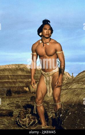 Jason Scott Lee Film: Rapa Nui (1994) Charaktere: Noro Regie: Kevin Reynolds 14. April 1994 **WARNUNG** Dieses Foto ist nur für redaktionelle Zwecke bestimmt und unterliegt dem Copyright von MAJESTIC FILMS und/oder des Fotografen, der von der Film oder Production Company beauftragt wurde.Es kann nur von Publikationen im Zusammenhang mit der Bewerbung des oben genannten Films reproduziert werden. Eine obligatorische Gutschrift für MAJESTÄTISCHE FILME ist erforderlich. Der Fotograf sollte auch bei Bekanntwerden des Fotos gutgeschrieben werden. Ohne schriftliche Genehmigung der Film Company kann keine kommerzielle Nutzung gewährt werden. Stockfoto