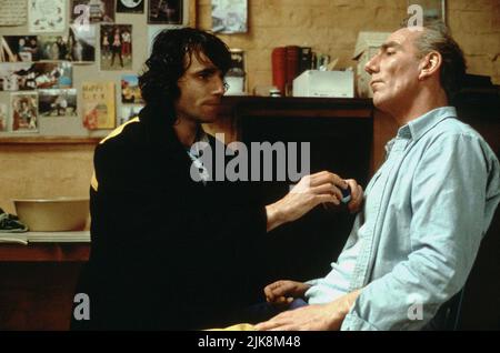 Daniel Day-Lewis, Pete Postlethwaite Film: Im Namen Des Vaters (1993) Charaktere: Gerry Conlon,Giuseppe Conlon Regie: Jim Sheridan 12. September 1993 **WARNUNG** Dieses Foto ist nur für redaktionelle Zwecke bestimmt und unterliegt dem Copyright von UNIVERSAL und/oder des Fotografen, der von der Film- oder Produktionsfirma beauftragt wurde und darf nur von Publikationen im Zusammenhang mit der Bewerbung des oben genannten Films reproduziert werden. Eine obligatorische Gutschrift an UNIVERSAL ist erforderlich. Der Fotograf sollte auch bei Bekanntwerden des Fotos gutgeschrieben werden. Ohne schriftliche Genehmigung der Film Company kann keine kommerzielle Nutzung gewährt werden. Stockfoto