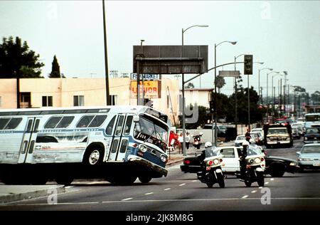 Police Escort Speeding Bus Film: Speed (USA 1994) Regie: Jan De Bont 10 June 1994 **WARNUNG** Dieses Foto ist nur für den redaktionellen Gebrauch bestimmt und unterliegt dem Copyright von 20. CENTURY FOX und/oder des Fotografen, der von der Film- oder Produktionsfirma beauftragt wurde, und kann nur von Publikationen im Zusammenhang mit der Bewerbung des oben genannten Films reproduziert werden. Eine obligatorische Gutschrift an 20. CENTURY FOX ist erforderlich. Der Fotograf sollte auch bei Bekanntwerden des Fotos gutgeschrieben werden. Ohne schriftliche Genehmigung der Film Company kann keine kommerzielle Nutzung gewährt werden. Stockfoto