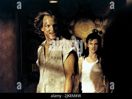 Woody Harrelson & Juliette Lewis Film Natural Born Killers (USA 1994) Charaktere: Mickey Knox, Mallory Knox Regie: Oliver Stone 26. August 1994 **WARNUNG** dieses Foto ist nur für redaktionelle Zwecke bestimmt und ist urheberrechtlich geschützt von WARNER BROS. Und/oder dem von der Film- oder Produktionsgesellschaft beauftragten Fotografen und dürfen nur durch Veröffentlichungen in Verbindung mit der Werbung für den oben genannten Film reproduziert werden. Eine obligatorische Gutschrift an WARNER BROS. Ist erforderlich. Der Fotograf sollte ebenfalls angerechnet werden, wenn er bekannt ist. Ohne schriftliche Genehmigung der Film Company kann keine kommerzielle Nutzung gewährt werden. Stockfoto