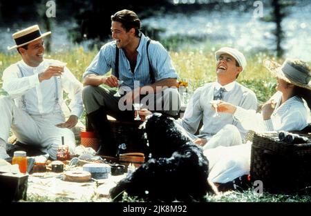 Aidan Quinn, Brad Pitt, Henry Thomas, Julia Ormond Film: Legends of the Fall (USA 1994) Charaktere: Alfred Ludlow,Tristan Ludlow,Samuel Ludlow,Susannah Fincannon Ludlow Regie: Edward Zwick 23 December 1994 **WARNUNG** Dieses Foto ist nur für redaktionelle Zwecke bestimmt und unterliegt dem Copyright von COLUMBIA TRISTAR und/oder des Fotografen, der von der Film- oder Produktionsfirma beauftragt wurde und darf nur von Publikationen im Zusammenhang mit der Bewerbung des oben genannten Films reproduziert werden. Eine obligatorische Gutschrift an COLUMBIA TRISTAR ist erforderlich. Der Fotograf sollte auch bei Bekanntwerden des Fotos gutgeschrieben werden. Eine kommerzielle Nutzung ist nicht möglich Stockfoto