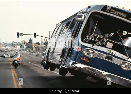 Police Escort Speeding Bus Film: Speed (USA 1994) Regie: Jan De Bont 10 June 1994 **WARNUNG** Dieses Foto ist nur für den redaktionellen Gebrauch bestimmt und unterliegt dem Copyright von 20. CENTURY FOX und/oder des Fotografen, der von der Film- oder Produktionsfirma beauftragt wurde, und kann nur von Publikationen im Zusammenhang mit der Bewerbung des oben genannten Films reproduziert werden. Eine obligatorische Gutschrift an 20. CENTURY FOX ist erforderlich. Der Fotograf sollte auch bei Bekanntwerden des Fotos gutgeschrieben werden. Ohne schriftliche Genehmigung der Film Company kann keine kommerzielle Nutzung gewährt werden. Stockfoto