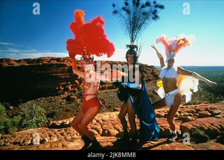 Hugo Weaving, Terence Stamp, Guy Pearce Film: The Adventures of Priscilla & Queen of the Desert (AUS/UK 1994) Charaktere: Tick / Mitzi,Bernadette,Adam / Felicia Regie: Stephan Elliott 30. Januar 1994 **WARNUNG** Dieses Foto ist nur für redaktionelle Zwecke bestimmt und unterliegt dem Copyright von POLYGRAM und/oder dem Fotografen, der von der Film- oder Produktionsfirma beauftragt wurde und darf nur von Publikationen im Zusammenhang mit der Bewerbung des oben genannten Films reproduziert werden. Eine obligatorische Gutschrift an POLYGRAM ist erforderlich. Der Fotograf sollte auch bei Bekanntwerden des Fotos gutgeschrieben werden. Ohne Schreibzugriff kann keine kommerzielle Nutzung gewährt werden Stockfoto