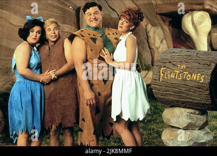 Rosie O'Donnell, Rick Moranis, Elizabeth Perkins & John Goodman Film: The Flintstones (USA 1994) Charaktere: Betty Rubble,Barney Rubble,Wilma Flintstone,Fred Flintstone Regie: Brian Levant 23 May 1994 **WARNUNG** Dieses Foto ist nur für redaktionelle Zwecke bestimmt und unterliegt dem Copyright von HANNA-BARBERAUNIVERSAL und/oder dem von der Film- oder Produktionsfirma beauftragten Fotografen und kann nur durch Publikationen im Zusammenhang mit der Bewerbung des oben genannten Films reproduziert werden. Eine obligatorische Gutschrift an HANNA-BARBERAUNIVERSAL ist erforderlich. Der Fotograf sollte auch bei Bekanntwerden des Fotos gutgeschrieben werden. Kein kommerzielles US Stockfoto