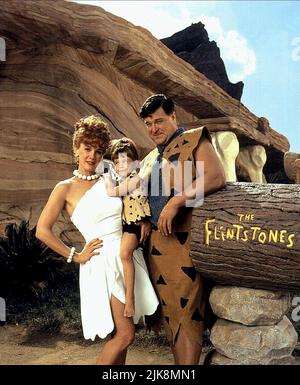 Elizabeth Perkins, Melie Silver & John Goodman Film: The Flintstones (USA 1994) Charaktere: Wilma Flintstone,Pebbles,Fred Flintstone Regie: Brian Levant 23 May 1994 **WARNUNG** Dieses Foto ist nur für redaktionelle Zwecke bestimmt und unterliegt dem Copyright von HANNA-BARBERAUNIVERSAL und/oder dem von der Film- oder Produktionsfirma beauftragten Fotografen und kann nur durch Publikationen im Zusammenhang mit der Bewerbung des oben genannten Films reproduziert werden. Eine obligatorische Gutschrift an HANNA-BARBERAUNIVERSAL ist erforderlich. Der Fotograf sollte auch bei Bekanntwerden des Fotos gutgeschrieben werden. Ohne schriftliche A kann keine kommerzielle Nutzung gewährt werden Stockfoto