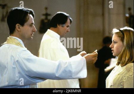 Linus Roache, Tom Wilkinson, Christine Tremarco Film: Priest (1994) Charaktere: Vater Greg Pilkington,Vater Matthew Thomas,Lisa Unsworth Regie: Antonia Bird 12 September 1994 **WARNUNG** Dieses Foto ist nur für redaktionelle Verwendung bestimmt und unterliegt dem Copyright der BBC und/oder des Fotografen, der von der Film- oder Produktionsfirma beauftragt wurde, und kann nur von Publikationen im Zusammenhang mit der Bewerbung des oben genannten Films reproduziert werden. Eine obligatorische Gutschrift an BBC ist erforderlich. Der Fotograf sollte auch bei Bekanntwerden des Fotos gutgeschrieben werden. Ohne schriftliche Genehmigung der Film Company kann keine kommerzielle Nutzung gewährt werden Stockfoto