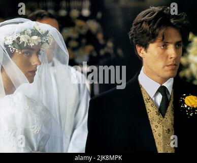 Anna Chancellor & Hugh Grant Film: Four Weddings and A Funeral (UK 1994) Charaktere: Henrietta - Wedding Two & Charles Regie: Mike Newell 20 January 1994 **WARNUNG** Dieses Foto ist nur für den redaktionellen Gebrauch bestimmt und unterliegt dem Copyright für VON der Film- oder Produktionsfirma beauftragte FILME UND/oder den Fotografen und kann nur von Publikationen im Zusammenhang mit der Bewerbung des oben genannten Films reproduziert werden. Eine obligatorische Gutschrift für DIE BEARBEITUNG VON TITELFILMEN ist erforderlich. Der Fotograf sollte auch bei Bekanntwerden des Fotos gutgeschrieben werden. Ohne schriftliche Genehmigung der Fil kann keine kommerzielle Nutzung gewährt werden Stockfoto