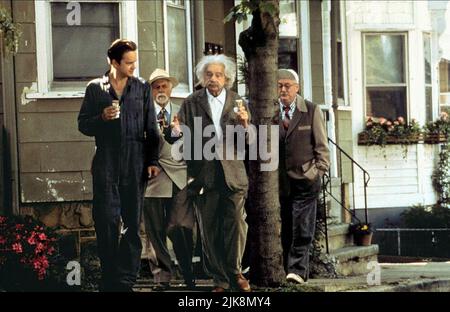 Tim Robbins, Gene Saks, Walter Matthau, Joseph Maher Film: I.Q. (USA 1994) Charaktere: Ed Walters,Boris Podolsky,Albert Einstein,Nathan Liebknecht Regisseur: Fred Schepisi 25 December 1994 **WARNUNG** Dieses Foto ist nur für redaktionelle Zwecke bestimmt und unterliegt dem Copyright von PARAMOUNT und/oder des Fotografen, der von der Film- oder Produktionsfirma beauftragt wurde und darf nur von Publikationen im Zusammenhang mit der Bewerbung des oben genannten Films reproduziert werden. Eine obligatorische Gutschrift an PARAMOUNT ist erforderlich. Der Fotograf sollte auch bei Bekanntwerden des Fotos gutgeschrieben werden. Eine kommerzielle Nutzung kann ohne schriftliche Genehmigung nicht gewährt werden Stockfoto