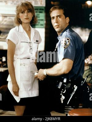 Bridget Fonda & Nicolas Cage Film IT Could Happel to You (1994) Charaktere: Yvonne Biasi & Charlie lang Regie: Andrew Bergman 29. Juli 1994 **WARNUNG** dieses Foto ist nur für redaktionelle Zwecke bestimmt und unterliegt dem Copyright von TRISTAR und/oder dem Fotografen, der von der Film- oder Produktionsgesellschaft zugewiesen wurde. Es kann nur durch Veröffentlichungen in Verbindung mit der Werbung für den oben genannten Film reproduziert werden. Es ist eine obligatorische Gutschrift für TRISTAR erforderlich. Der Fotograf sollte ebenfalls angerechnet werden, wenn er bekannt ist. Ohne schriftliche Genehmigung der Film Company kann keine kommerzielle Nutzung gewährt werden. Stockfoto