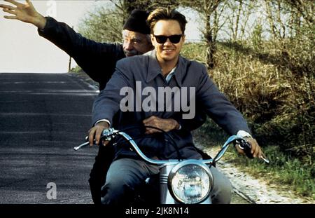 Walter Matthau & Tim Robbins Film: I.Q. (USA 1994) Charaktere: Albert Einstein & Ed Walters Regie: Fred Schepisi 25 December 1994 **WARNUNG** Dieses Foto ist nur für redaktionelle Zwecke bestimmt und unterliegt dem Copyright von PARAMOUNT und/oder des Fotografen, der von der Film- oder Produktionsfirma beauftragt wurde und darf nur von Publikationen im Zusammenhang mit der Bewerbung des oben genannten Films reproduziert werden. Eine obligatorische Gutschrift an PARAMOUNT ist erforderlich. Der Fotograf sollte auch bei Bekanntwerden des Fotos gutgeschrieben werden. Ohne schriftliche Genehmigung der Film Company kann keine kommerzielle Nutzung gewährt werden. Stockfoto