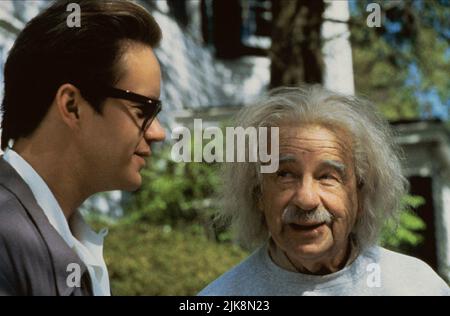 Tim Robbins & Walter Matthau Film: I.Q. (USA 1994) Charaktere: Ed Walters & Albert Einstein Regie: Fred Schepisi 25 December 1994 **WARNUNG** Dieses Foto ist nur für redaktionelle Zwecke bestimmt und unterliegt dem Copyright von PARAMOUNT und/oder des Fotografen, der von der Film- oder Produktionsfirma beauftragt wurde und darf nur von Publikationen im Zusammenhang mit der Bewerbung des oben genannten Films reproduziert werden. Eine obligatorische Gutschrift an PARAMOUNT ist erforderlich. Der Fotograf sollte auch bei Bekanntwerden des Fotos gutgeschrieben werden. Ohne schriftliche Genehmigung der Film Company kann keine kommerzielle Nutzung gewährt werden. Stockfoto