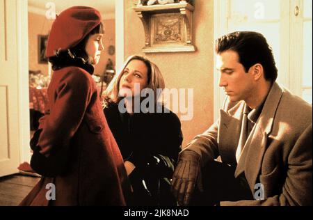 Mara Wilson, Elizabeth Perkins, Dylan McDermott Film: Miracle on 34. Street (1994) Charaktere: Susan Walker,Dorey Walker,Bryan Bedford Regie: Les Mayfield 18 November 1994 **WARNUNG** Dieses Foto ist nur für den redaktionellen Gebrauch bestimmt und unterliegt dem Copyright von 20 CENTURY FOX und/oder des Fotografen, der von der Film- oder Produktionsfirma beauftragt wurde, und kann nur von Publikationen im Zusammenhang mit der Bewerbung des oben genannten Films reproduziert werden. Eine obligatorische Gutschrift an 20 CENTURY FOX ist erforderlich. Der Fotograf sollte auch bei Bekanntwerden des Fotos gutgeschrieben werden. Ohne schriftliche Genehmigung kann keine kommerzielle Nutzung gewährt werden Stockfoto