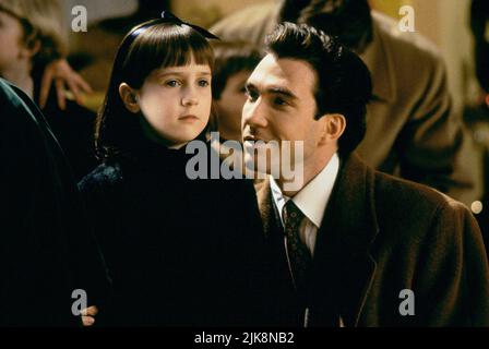 Mara Wilson & Dylan McDermott Film: Miracle on 34. Street (1994) Charaktere: Susan Walker & Bryan Bedford Regie: Les Mayfield 18 November 1994 **WARNUNG** Dieses Foto ist nur für den redaktionellen Gebrauch bestimmt und unterliegt dem Copyright von 20 CENTURY FOX und/oder des Fotografen, der von der Film- oder Produktionsfirma beauftragt wurde, und kann nur von Publikationen im Zusammenhang mit der Bewerbung des oben genannten Films reproduziert werden. Eine obligatorische Gutschrift an 20 CENTURY FOX ist erforderlich. Der Fotograf sollte auch bei Bekanntwerden des Fotos gutgeschrieben werden. Ohne schriftliche Genehmigung der Film Company kann keine kommerzielle Nutzung gewährt werden. Stockfoto