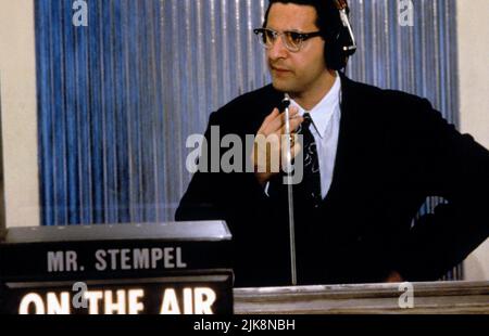 John Turturro Film: Quiz Show (1994) Charaktere: Herbie Stempel Regie: Robert Redford 14 September 1994 **WARNUNG** Dieses Foto ist nur für redaktionelle Zwecke bestimmt und unterliegt dem Copyright von BUENA VISTA und/oder dem Fotografen, der von der Film- oder Produktionsfirma beauftragt wurde, und kann nur von Publikationen im Zusammenhang mit der Bewerbung des oben genannten Films reproduziert werden. Eine obligatorische Gutschrift an BUENA VISTA ist erforderlich. Der Fotograf sollte auch bei Bekanntwerden des Fotos gutgeschrieben werden. Ohne schriftliche Genehmigung der Film Company kann keine kommerzielle Nutzung gewährt werden. Stockfoto