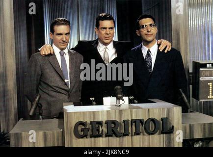 Ralph Fiennes, Christopher Mcdonald, John Turturro Film: Quiz Show (1994) Charaktere: Charles Van Doren,Jack Barry,Herbie Stempel Regie: Robert Redford 14 September 1994 **WARNUNG** Dieses Foto ist nur für redaktionelle Zwecke bestimmt und unterliegt dem Copyright von BUENA VISTA und/oder dem Fotografen, der von der Film- oder Produktionsfirma beauftragt wurde, und kann nur von Publikationen im Zusammenhang mit der Bewerbung des oben genannten Films reproduziert werden. Eine obligatorische Gutschrift an BUENA VISTA ist erforderlich. Der Fotograf sollte auch bei Bekanntwerden des Fotos gutgeschrieben werden. Ohne schriftliche Genehmigung der Fil kann keine kommerzielle Nutzung gewährt werden Stockfoto