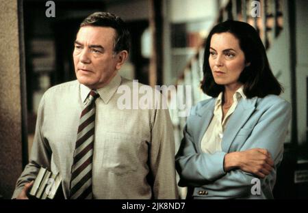 Albert Finney & Greta Scacchi Film: The Browning Version (UK 1994) Charaktere: Andrew Crocker-Harris & Laura Crocker-Harris / nach dem Spiel von Terence Rattigan Regie: Mike Figgis 08 June 1994 **WARNUNG** Dieses Foto ist nur für den redaktionellen Gebrauch bestimmt und unterliegt dem Copyright von PERCY MAIN und/oder des Fotografen, der von der Film- oder Produktionsfirma beauftragt wurde, und kann nur von Publikationen im Zusammenhang mit der Bewerbung des oben genannten Films reproduziert werden. Eine obligatorische Gutschrift an PERCY MAIN ist erforderlich. Der Fotograf sollte auch bei Bekanntwerden des Fotos gutgeschrieben werden. Ohne Schreibzugriff kann keine kommerzielle Nutzung gewährt werden Stockfoto