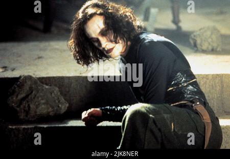 Brandon Lee Film: The Crow (USA 1994) Charaktere: Eric Draven Regie: Alex Proyas 11 May 1994 **WARNUNG** Dieses Foto ist nur für den redaktionellen Gebrauch bestimmt und unterliegt dem Copyright von BUENA VISTA INTERNATIONAL und/oder des Fotografen, der von der Film- oder Produktionsfirma beauftragt wurde, und kann nur durch Publikationen im Zusammenhang mit der Bewerbung des oben genannten Films reproduziert werden. Eine obligatorische Gutschrift an BUENA VISTA INTERNATIONAL ist erforderlich. Der Fotograf sollte auch bei Bekanntwerden des Fotos gutgeschrieben werden. Ohne schriftliche Genehmigung der Film Company kann keine kommerzielle Nutzung gewährt werden. Stockfoto