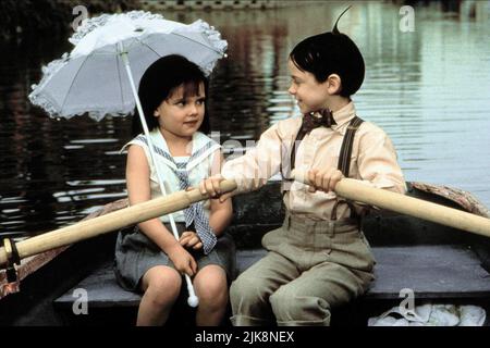 Bug Hall & Brittany Ashton Holmes Film: The Little Rascals (1994) Charaktere: Carl Regie: Penelope Spheeris 05 August 1994 **WARNUNG** Dieses Foto ist nur für den redaktionellen Gebrauch bestimmt und unterliegt dem Copyright von UNIVERSAL und/oder dem Fotografen, der von der Film- oder Produktionsfirma beauftragt wurde und darf nur durch Publikationen im Zusammenhang mit der Bewerbung des oben genannten Films reproduziert werden. Eine obligatorische Gutschrift an UNIVERSAL ist erforderlich. Der Fotograf sollte auch bei Bekanntwerden des Fotos gutgeschrieben werden. Ohne schriftliche Genehmigung der Film Company kann keine kommerzielle Nutzung gewährt werden. Stockfoto