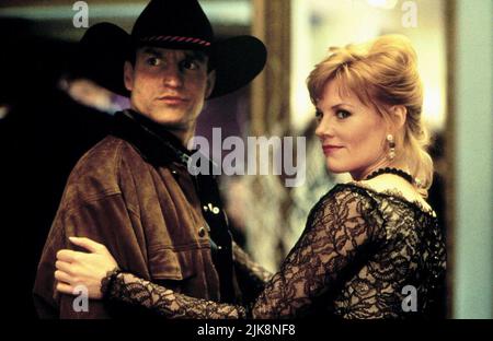 Woody Harrelson, Marg Helgenberger Film: The Cowboy Way (1994) Charaktere: Pepper Lewis,Margarette Regie: Gregg Champion 03 June 1994 **WARNUNG** Dieses Foto ist nur für den redaktionellen Gebrauch bestimmt und unterliegt dem Copyright von UNIVERSAL und/oder dem Fotografen, der von der Film- oder Produktionsfirma beauftragt wurde und kann nur durch Publikationen im Zusammenhang mit der Bewerbung des oben genannten Films reproduziert werden. Eine obligatorische Gutschrift an UNIVERSAL ist erforderlich. Der Fotograf sollte auch bei Bekanntwerden des Fotos gutgeschrieben werden. Ohne schriftliche Genehmigung der Film Company kann keine kommerzielle Nutzung gewährt werden. Stockfoto