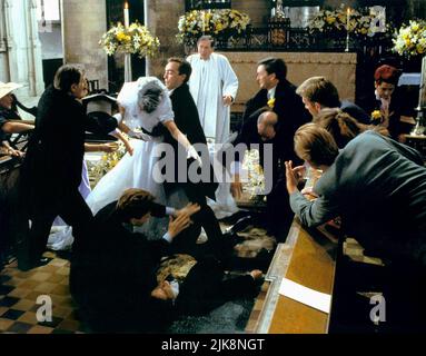 Anna Chancellor, John Hannah & Hugh Grant Film: Four Weddings and A Funeral (UK 1994) Charaktere: Henrietta - Wedding Two,Matthew & Charles Regie: Mike Newell 20 January 1994 **WARNUNG** Dieses Foto ist nur für den redaktionellen Gebrauch bestimmt und unterliegt dem Copyright für VON der Film- oder Produktionsfirma beauftragte FILME UND/oder den Fotografen und kann nur von Publikationen im Zusammenhang mit der Bewerbung des oben genannten Films reproduziert werden. Eine obligatorische Gutschrift für DIE BEARBEITUNG VON TITELFILMEN ist erforderlich. Der Fotograf sollte auch bei Bekanntwerden des Fotos gutgeschrieben werden. Ohne schriftliche A kann keine kommerzielle Nutzung gewährt werden Stockfoto