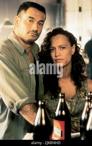 Temuera Morrison & Rena Owen Film: Once Were Warriors (1994) Charaktere: Jake Heke & Beth Heke Regie: Lee Tamahori 10 January 1994 **WARNUNG** Dieses Foto ist nur für den redaktionellen Gebrauch bestimmt und unterliegt dem Copyright von FINE LINE und/oder dem Fotografen, der von der Film- oder Produktionsfirma beauftragt wurde und darf nur von Publikationen im Zusammenhang mit der Bewerbung des oben genannten Films reproduziert werden. Eine obligatorische Gutschrift für DIE FEINGRENZE ist erforderlich. Der Fotograf sollte auch bei Bekanntwerden des Fotos gutgeschrieben werden. Ohne schriftliche Genehmigung der Film Company kann keine kommerzielle Nutzung gewährt werden. Stockfoto