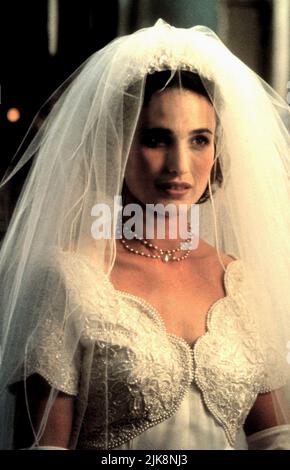 Andie MacDowell Film: Four Weddings and A Funeral (UK 1994) Charaktere: Carrie Regie: Mike Newell 20 January 1994 **WARNUNG** Dieses Foto ist nur für den redaktionellen Gebrauch bestimmt und unterliegt dem Copyright für VON der Film- oder Produktionsfirma beauftragte FILME UND/oder den Fotografen und kann nur von Publikationen im Zusammenhang mit der Bewerbung des oben genannten Films reproduziert werden. Eine obligatorische Gutschrift für DIE BEARBEITUNG VON TITELFILMEN ist erforderlich. Der Fotograf sollte auch bei Bekanntwerden des Fotos gutgeschrieben werden. Ohne schriftliche Genehmigung der Film Company kann keine kommerzielle Nutzung gewährt werden. Stockfoto