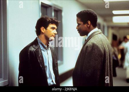 Antonio Banderas & Denzel Washington Film: Philadelphia (USA 1993) Charaktere: Miguel Alvarez,Joe Miller Regie: Jonathan Demme 14. Dezember 1993 **WARNUNG** Dieses Foto ist nur für redaktionelle Zwecke bestimmt und unterliegt dem Copyright von TRISTAR-BILDERN und/oder dem Fotografen, der von der Film- oder Produktionsfirma beauftragt wurde, und kann nur von Publikationen im Zusammenhang mit der Bewerbung des oben genannten Films reproduziert werden. Eine obligatorische Gutschrift für TRISTAR-BILDER ist erforderlich. Der Fotograf sollte auch bei Bekanntwerden des Fotos gutgeschrieben werden. Ohne schriftliche Genehmigung der Film Company kann keine kommerzielle Nutzung gewährt werden. Stockfoto