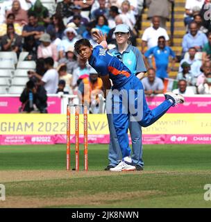 Birmingham, Birmingham, Großbritannien. 31.. Juli 2022. Birmingham, Großbritannien 31. July 2022 : Indian Cricket Women gewann mit 8 Wickets gegen Pakistan im Edgbaston Stadium am Sonntag : Radha in Bowling-Aktion: Seshadri Sukumar (Bild: © Seshadri Sukumar/ZUMA Press Wire) Stockfoto