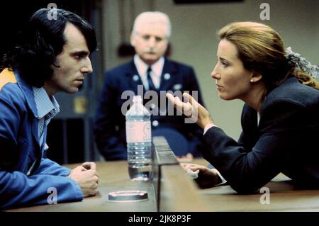 Daniel Day-Lewis, Emma Thompson Film: In The Name Of The Father (1993) Charaktere: Gerry Conlon,Gareth Peirce Regie: Jim Sheridan 12. September 1993 **WARNUNG** Dieses Foto ist nur für redaktionelle Zwecke bestimmt und unterliegt dem Copyright von UNIVERSAL und/oder des Fotografen, der von der Film- oder Produktionsfirma beauftragt wurde und darf nur von Publikationen im Zusammenhang mit der Bewerbung des oben genannten Films reproduziert werden. Eine obligatorische Gutschrift an UNIVERSAL ist erforderlich. Der Fotograf sollte auch bei Bekanntwerden des Fotos gutgeschrieben werden. Ohne schriftliche Genehmigung der Film Company kann keine kommerzielle Nutzung gewährt werden. Stockfoto