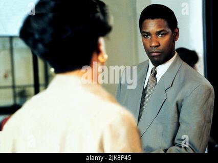 Denzel Washington Film: The Pelican Brief (USA 1993) Charaktere: Grey Grantham / Literaturverfilmung (nach dem Buch von John Grisham) Regie: Alan J.Pakula 17 December 1993 **WARNUNG** Dieses Foto ist nur für den redaktionellen Gebrauch bestimmt und unterliegt dem Copyright von WARNER BROS. Und/oder des Fotografen, der von der Film- oder Produktionsfirma beauftragt wurde und nur durch Publikationen im Zusammenhang mit der Bewerbung des oben genannten Films reproduziert werden kann. Eine obligatorische Gutschrift an WARNER BROS. Ist erforderlich. Der Fotograf sollte auch bei Bekanntwerden des Fotos gutgeschrieben werden. Eine kommerzielle Nutzung kann ohne schriftliche Genehmigung von nicht gewährt werden Stockfoto